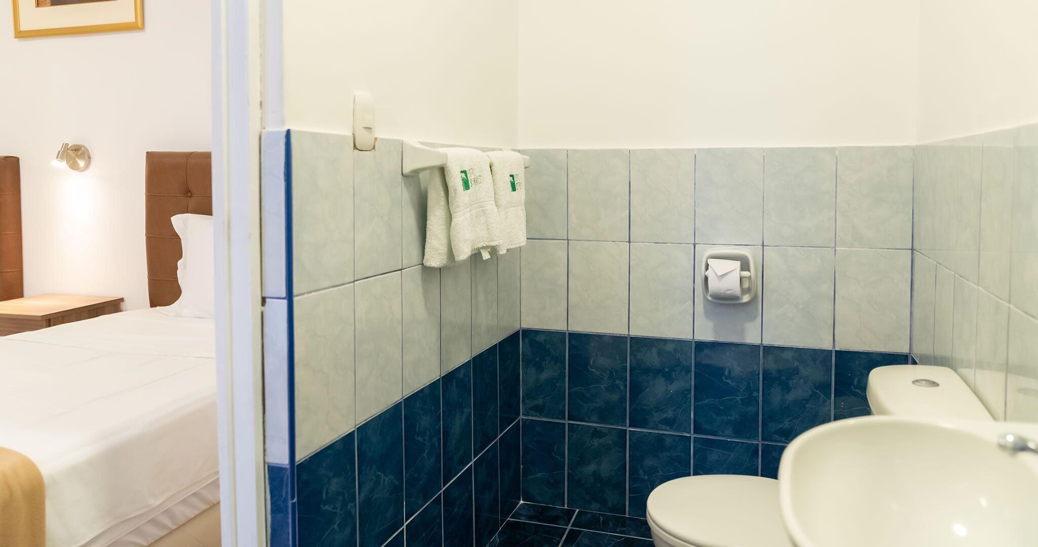 Un bany amb vàter, rentamig i dutxera.
