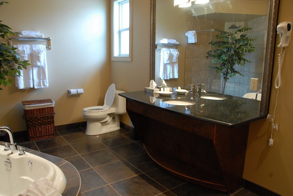 Exclusive Villa, 1 Queen Bed, Jetted Tub, Lake View | Bathroom | Free toiletries, hair dryer, towels