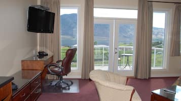 Exclusieve villa, 1 queensize bed, bubbelbad, uitzicht op meer | Woonruimte | Flatscreentelevisie