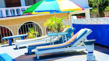 Piscine extérieure, chaises longues