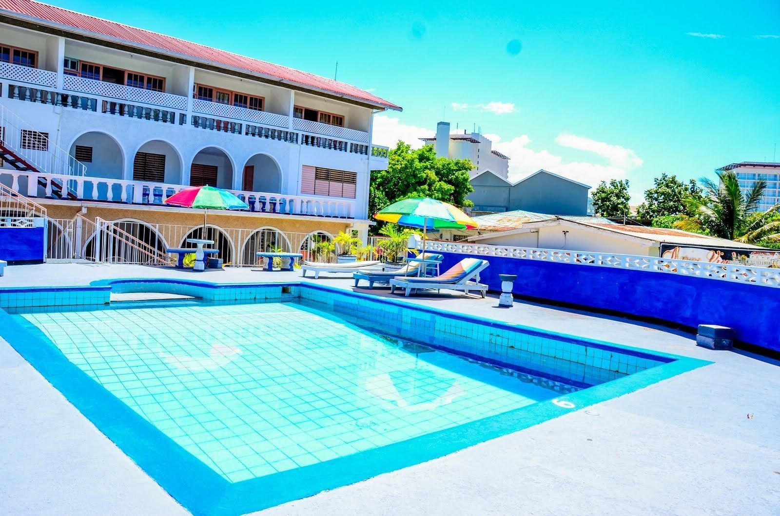 Alberca al aire libre, acceso de 09:00 a 18:00, y camastros 