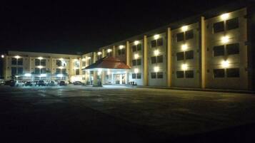 Vista frontal de la propiedad por la tarde o noche