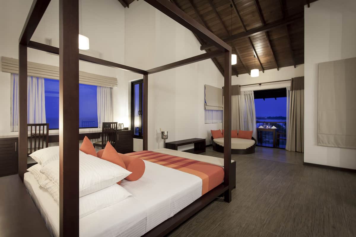 Calm Suite | Minibar, in-room safe, desk, blackout drapes