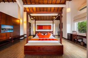 Minibar, in-room safe, desk, blackout curtains - The Calm Resort & Spa (Pasikuda)