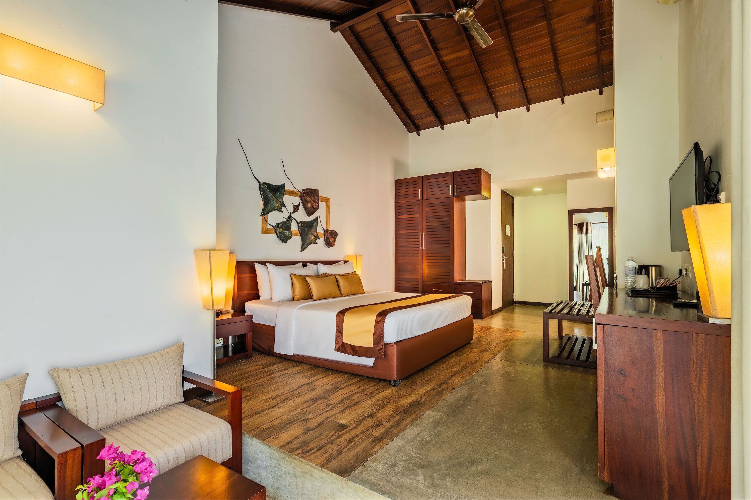 Garden Collection | Minibar, in-room safe, desk, blackout drapes