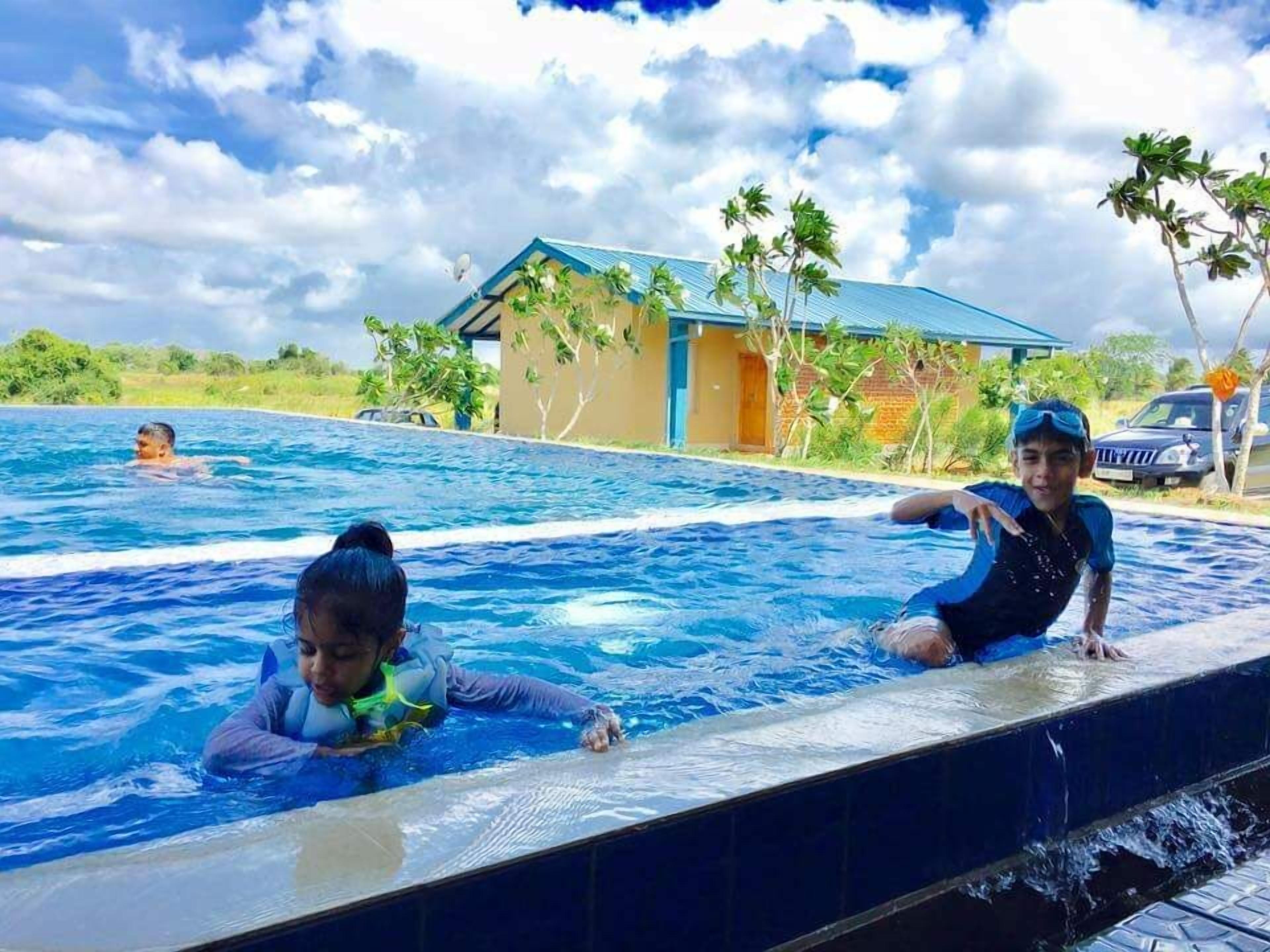 室外游泳池，无边泳池，日光浴躺椅