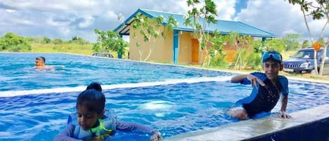 Alberca al aire libre, alberca infinita y camastros