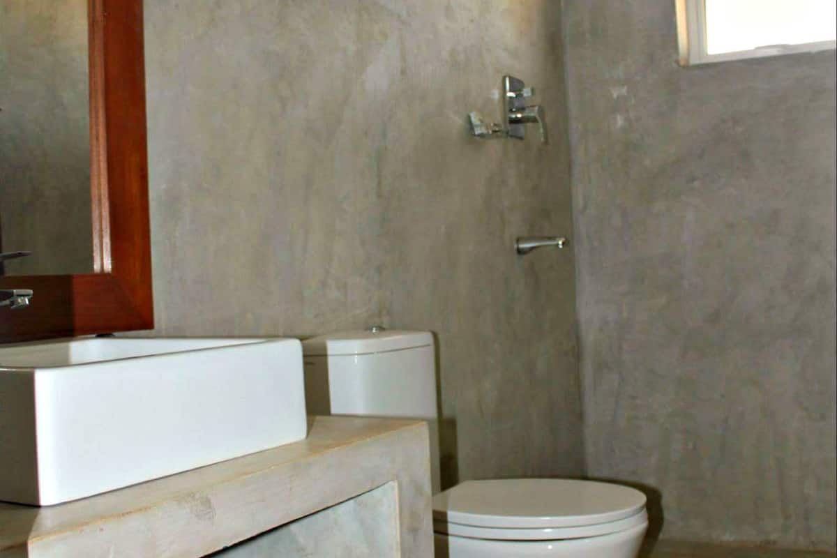 deluxe double room, 1 king bed, lake view, lakeside | bathroom | shower, rainfall showerhead, free toiletries, hair dryer