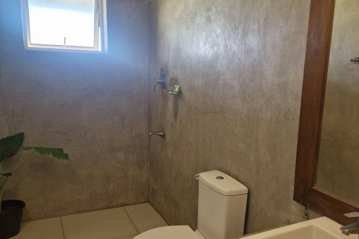 shower, rainfall showerhead, free toiletries, hair dryer