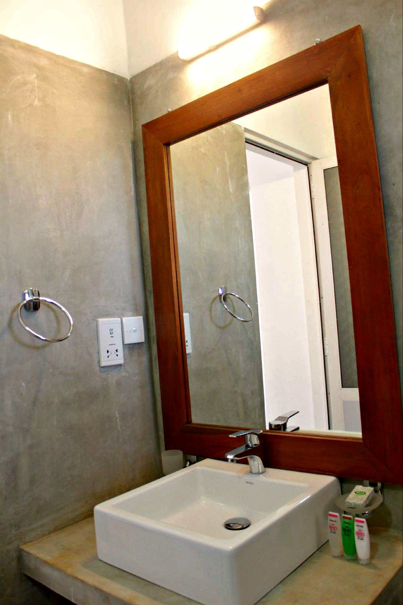 deluxe double room, 1 king bed, lake view, lakeside | bathroom | shower, rainfall showerhead, free toiletries, hair dryer