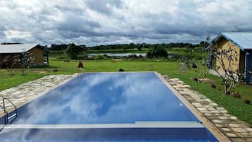 Piscine extérieure, piscine à débordement, chaises longues