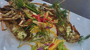 Phục vụ bữa sáng, bữa trưa và bữa tối 