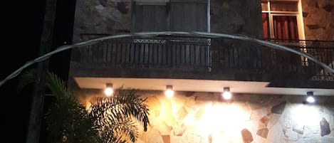 Façade de lâhĂ©bergement - soirĂ©e/nuit