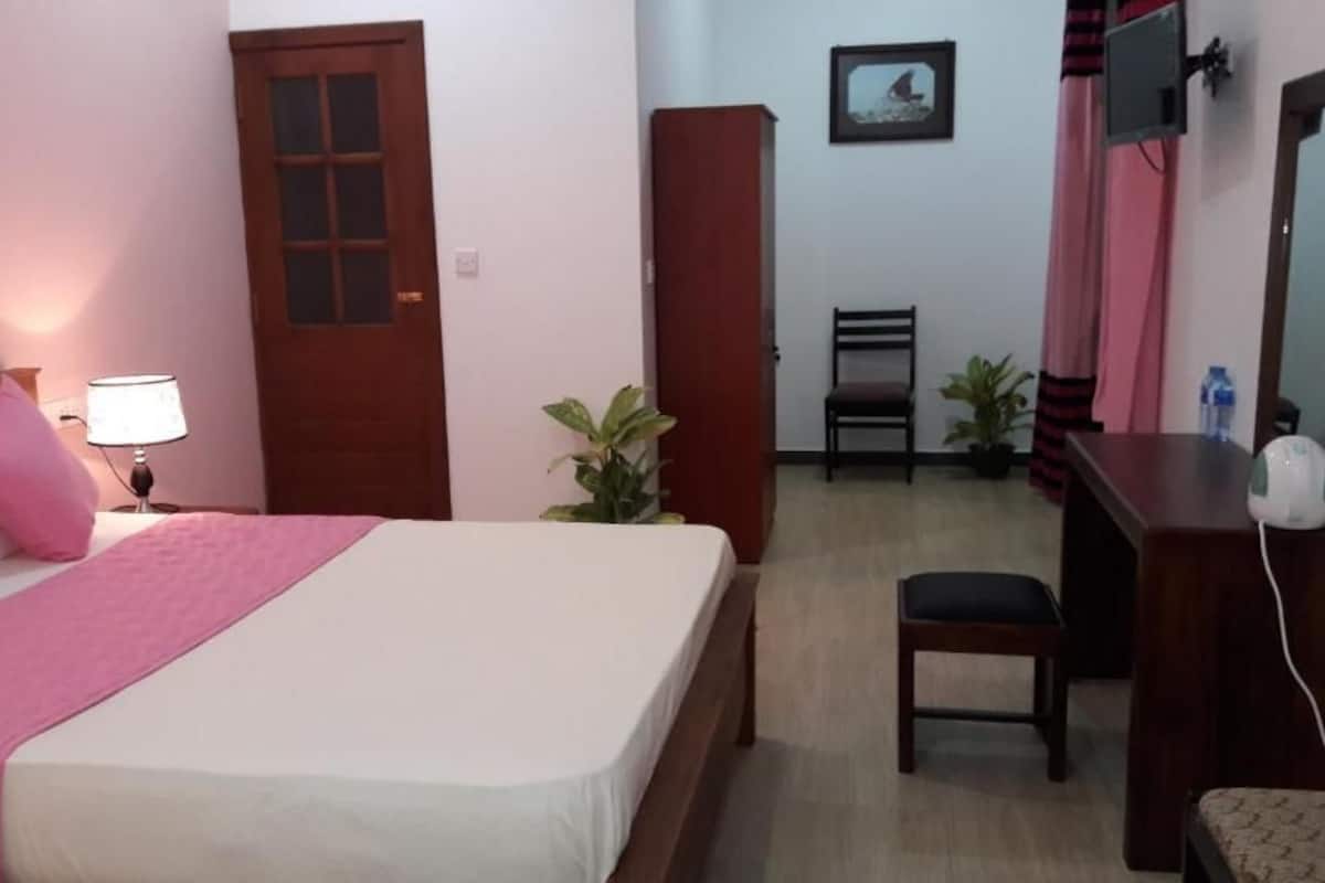 Standard Double Room (With AC) | Escrivaninha, quartos à prova de som, ferros/tábuas de passar roupa
