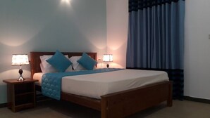Standard Double Room (With AC) | Bàn, phòng cách âm, bàn ủi/dụng cụ ủi quần áo 