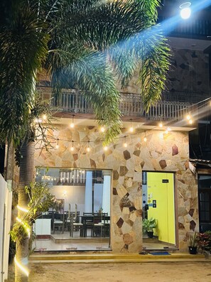 Fassade der Unterkunft – Abend/Nacht