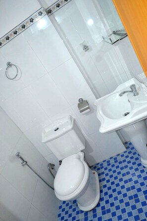 Dusche, Haartrockner, Bademäntel, Hausschuhe