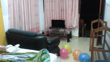 Deluxe Double Room with Balcony | Living area | TV