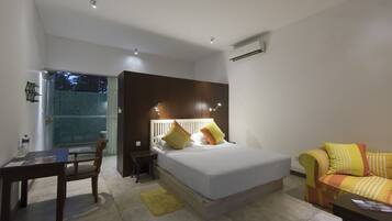 Rom – deluxe, 1 queensize-seng | Minibar, safe på rommet, individuelt dekorert og skrivebord