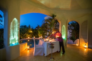 Luxury-Villa, Gartenblick | Essbereich im Zimmer