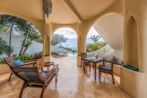 Luxe villa, uitzicht op zee | 1 slaapkamer, een kluis op de kamer, beddengoed