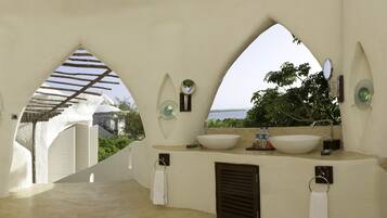 Ducha, cabezal de ducha con hidromasaje, batas, pantuflas