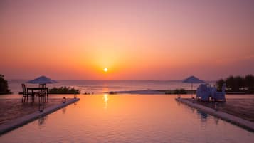 Outdoor pool, an infinity pool, free pool cabanas, pool umbrellas