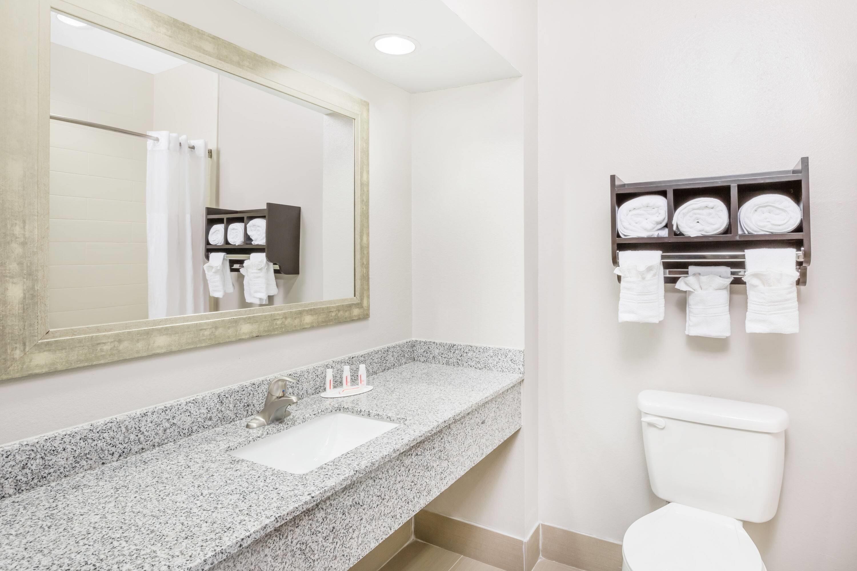 Bathtub, spring water tub, free toiletries, hair dryer