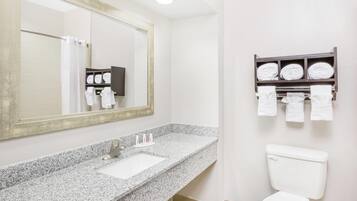 Bathtub, spring water tub, free toiletries, hair dryer