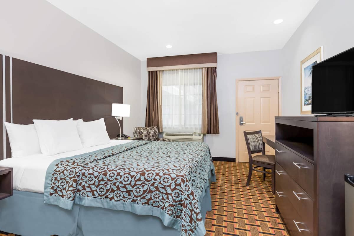 Camas con pillow-top, escritorio y cortinas blackout