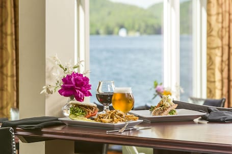 2 restaurants, breakfast served