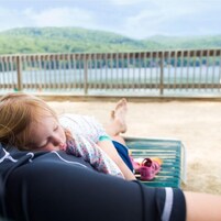 在海滩、沙滩椅、划皮艇、摩托艇