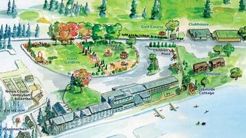 Un mapa detallado de una zona turística con servicios identificados como campo de golf, club de campo, canchas de tenis, canchas de voleibol y baloncesto, fogata y pérgola, área infantil, jardines delanteros y cabaña junto al lago.
