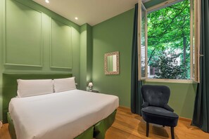 Habitación doble superior | Edredón, caja de seguridad en la habitación y escritorio