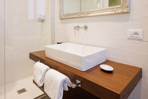 Kamar Double (Charm) | Kamar mandi | Perlengkapan mandi gratis dan handuk