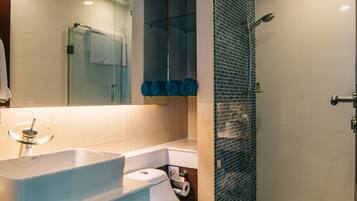 Rainfall showerhead, free toiletries, hair dryer, towels