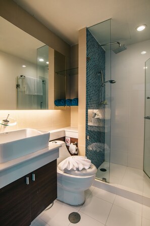Rainfall showerhead, free toiletries, hair dryer (on request), towels - iCheck inn Residences Patong (Patong)