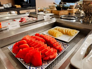 A buffet with watermelon and pineapple slices. - iCheck inn Residences Patong (Patong)