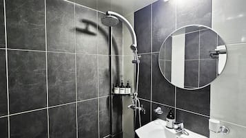 تجهيزات دش، مجففات شعر، خف للقدمين، أرضية مُدفئة (حمّام)