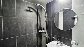 Regadera, secadora de cabello, pantuflas, piso con calefacción 