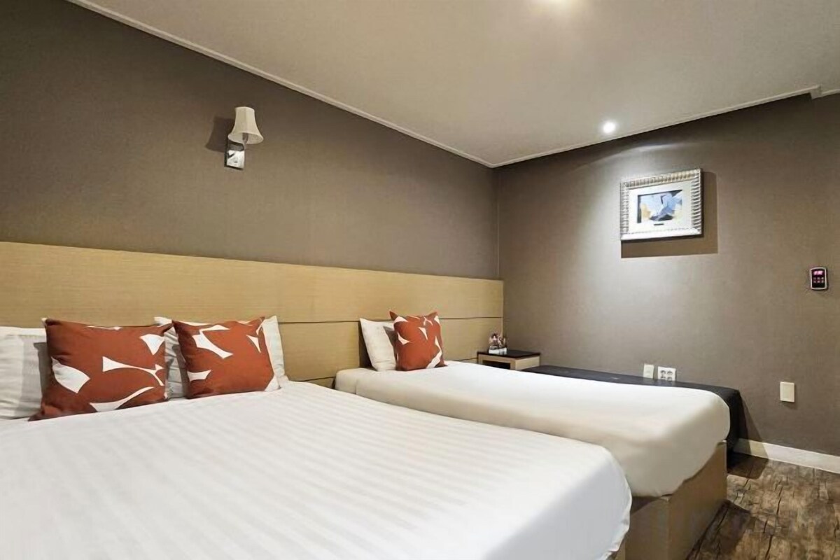 Cofres nos quartos, Wi-Fi de cortesia, roupa de cama