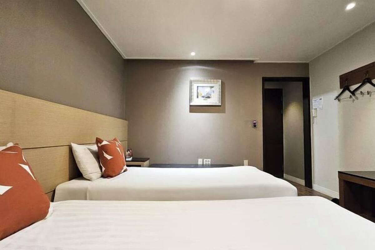 In-room safe, free WiFi, bed sheets