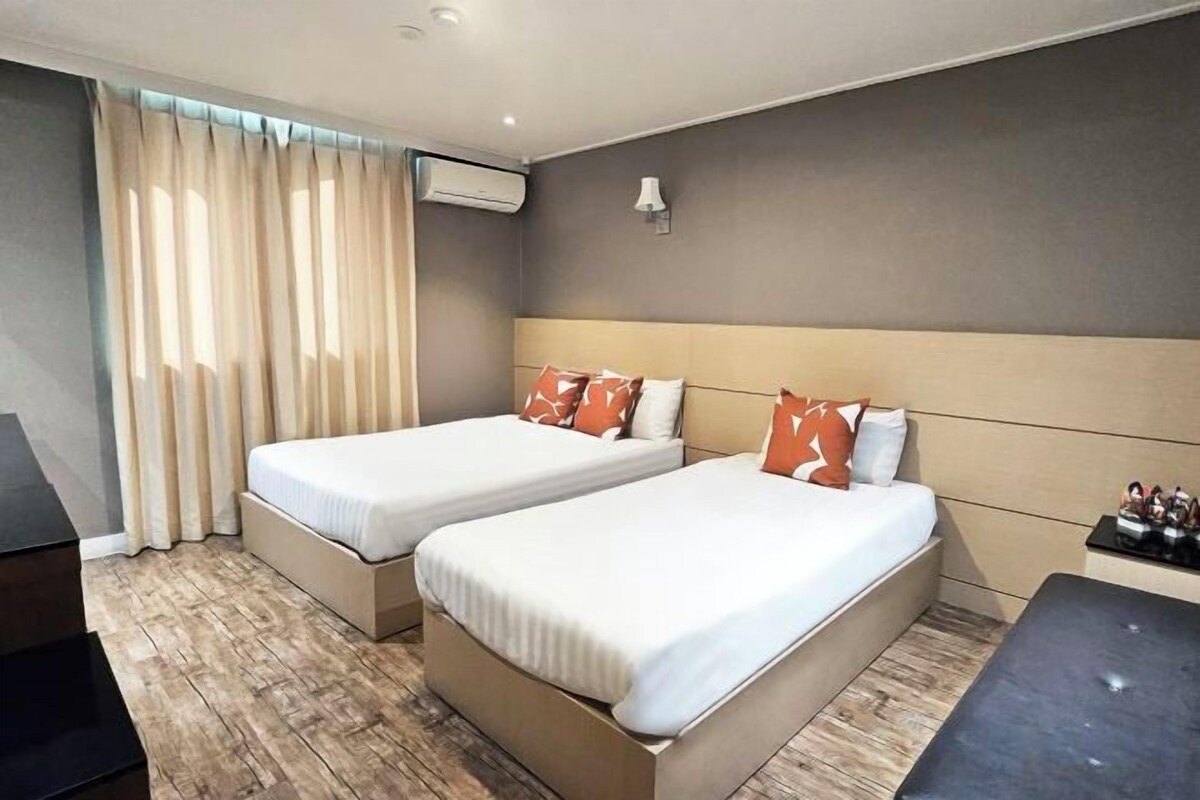 Cofres nos quartos, Wi-Fi de cortesia, roupa de cama