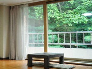 Minibar, desk, laptop workspace, blackout drapes - Chungju Suanbo Park Hotel (Chungju)