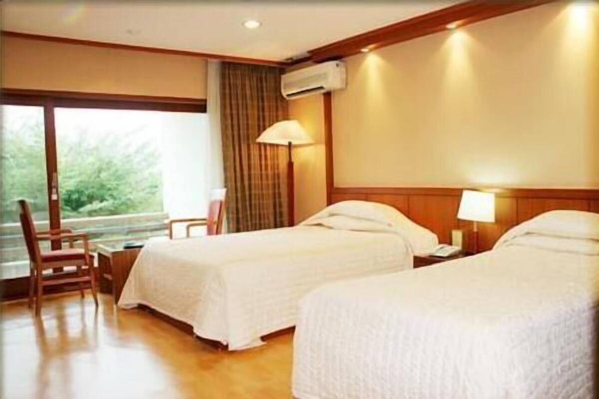 Phòng, quang cảnh núi | Minibar, bàn, khu vực làm việc phù hợp cho laptop, màn/rèm cản sáng 