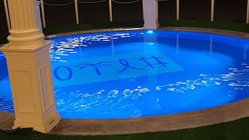 Piscina externa sazonal, guarda-sóis, espreguiçadeiras