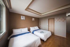 Escritorio, espacio para trabajar con laptop y wifi gratis 