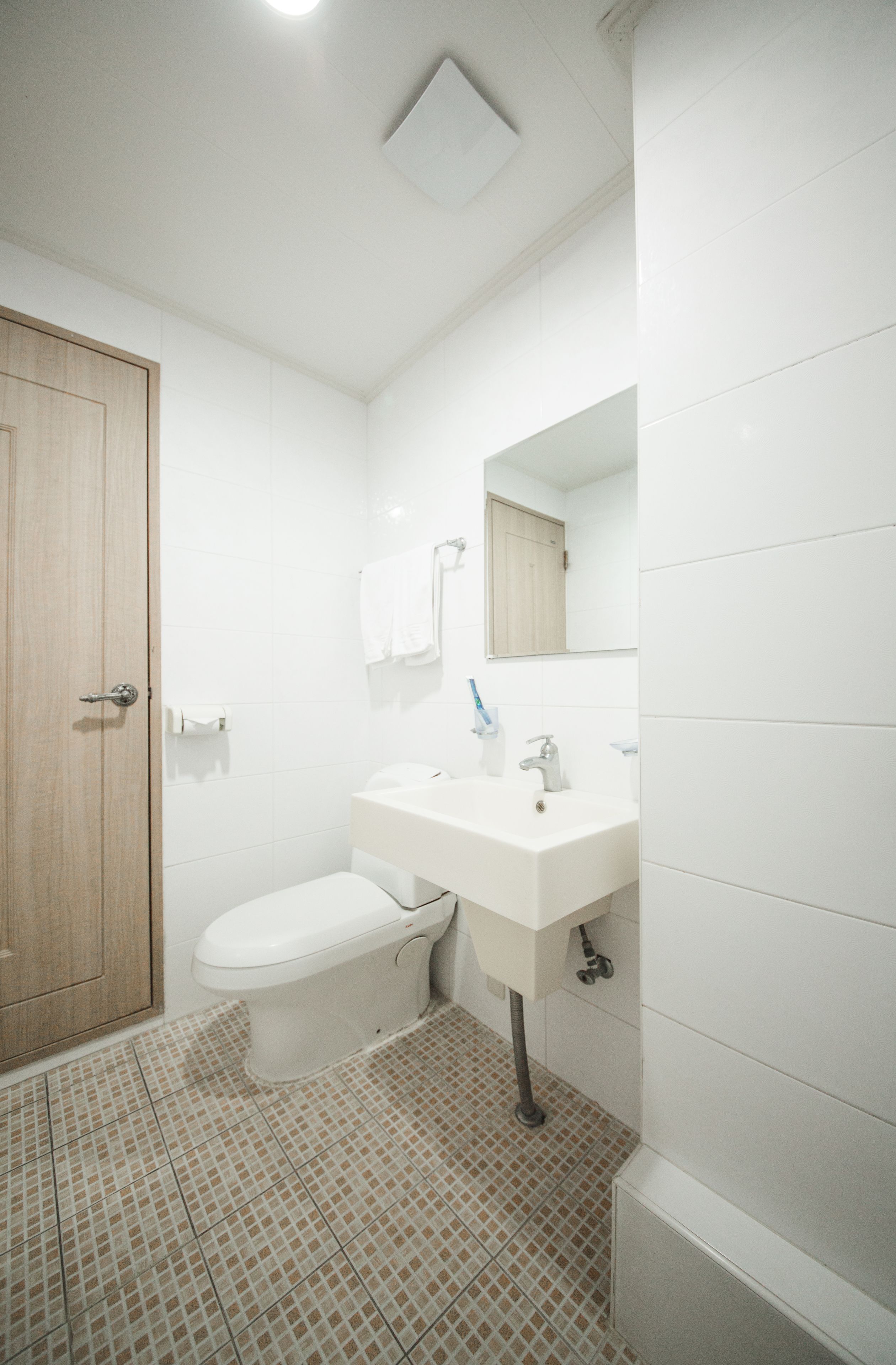 junior room | bathroom | shower, free toiletries, hair dryer, slippers