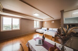 Family Room | Desk, laptop workspace, free WiFi, bed sheets - Jungmun Resort (Seogwipo)