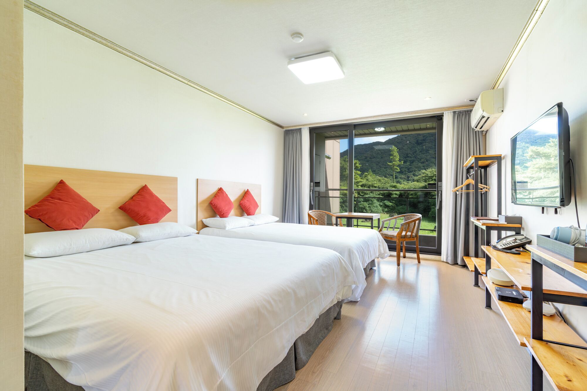 Soundproofing, free WiFi, bed sheets